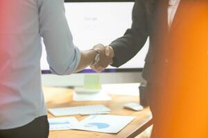 Businessmen and investors shake hands after attending  meeting with advisory team after receiving advice from  advisory team about jointly invested business. Businessmen Team handshake concept photo