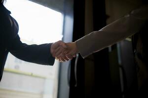 Businessmen and investors shake hands after attending  meeting with advisory team after receiving advice from  advisory team about jointly invested business. Businessmen Team handshake concept photo