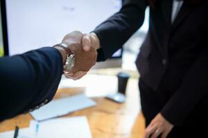 Businessmen and investors shake hands after attending  meeting with advisory team after receiving advice from  advisory team about jointly invested business. Businessmen Team handshake concept photo