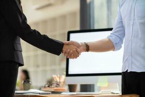 Businessmen and investors shake hands after attending  meeting with advisory team after receiving advice from  advisory team about jointly invested business. Businessmen Team handshake concept photo