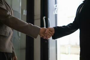 Businessmen and investors shake hands after attending  meeting with advisory team after receiving advice from  advisory team about jointly invested business. Businessmen Team handshake concept photo