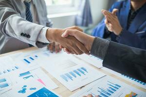 Businessmen and investors shake hands after attending  meeting with advisory team after receiving advice from  advisory team about jointly invested business. Businessmen Team handshake concept photo