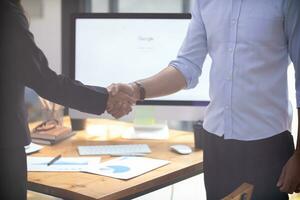 Businessmen and investors shake hands after attending  meeting with advisory team after receiving advice from  advisory team about jointly invested business. Businessmen Team handshake concept photo