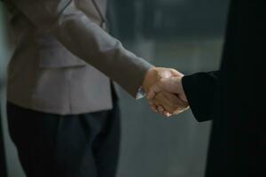 Businessmen and investors shake hands after attending  meeting with advisory team after receiving advice from  advisory team about jointly invested business. Businessmen Team handshake concept photo