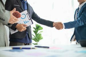 Businessmen and investors shake hands after attending  meeting with advisory team after receiving advice from  advisory team about jointly invested business. Businessmen Team handshake concept photo