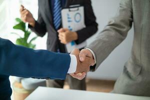 Businessmen and investors shake hands after attending  meeting with advisory team after receiving advice from  advisory team about jointly invested business. Businessmen Team handshake concept photo