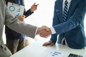 Businessmen and investors shake hands after attending  meeting with advisory team after receiving advice from  advisory team about jointly invested business. Businessmen Team handshake concept photo