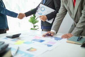 Businessmen and investors shake hands after attending  meeting with advisory team after receiving advice from  advisory team about jointly invested business. Businessmen Team handshake concept photo