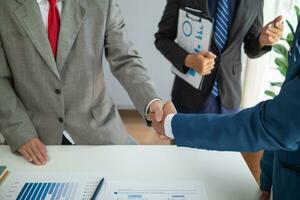 Businessmen and investors shake hands after attending  meeting with advisory team after receiving advice from  advisory team about jointly invested business. Businessmen Team handshake concept photo