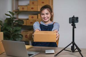 SME negocio propietario sostiene un paquete o empaquetar caja demostración entrega de bienes para un en línea negocio. foto