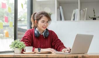 asiático hembra estudiante estudiar en línea en clase, estudiar en línea, vistiendo auriculares, acecho vídeo llamar, zoom, contento asiático hembra aprendizaje idioma en línea con computadora ordenador portátil. foto