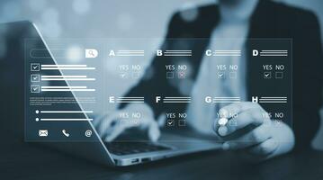 Lista de Verificación y portapapeles tarea documentación gestión, negocio personas trabajando ordenador portátil Lista de Verificación cuestionario evaluación forma, en línea encuesta en línea examen elegir el Derecha responder en el examen foto