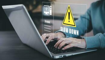 notificación error y mantenimiento con triángulo precaución advertencia firmar para notificación error, programador utilizando ordenador portátil con triángulo precaución advertencia firmar, hacker ataques , ciber delito, ciber seguridad foto