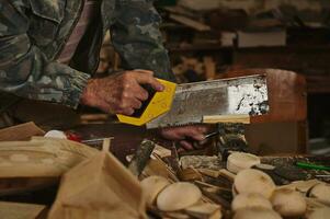 primer plano de carpintero aserradura madera con un Sierra en su taller para haciendo hecho a mano de madera arte productos foto