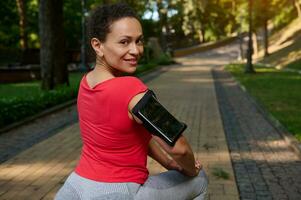 encantador medio Envejecido activo mujer en apretado ropa de deporte hacer ejercicio exterior. deporte, aptitud física, activo estilo de vida concepto foto