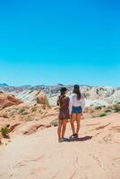 pequeño muchachas en sendero a fuego Valle en Utah foto