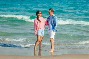 pareja romantica en la playa foto