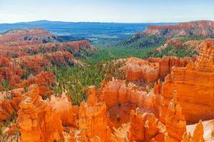 increíble naturaleza con hermosa hoodoos, pináculos y agujas rock formaciones incluso famoso de thor martillo en Utah, unido estados foto