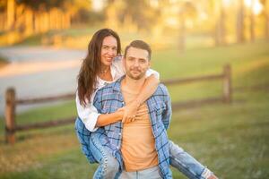 Pareja en el parque teniendo divertido en verano día al aire libre foto