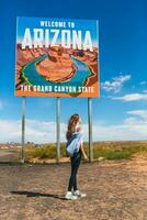 Bienvenido a Arizona la carretera signo. grande Bienvenido firmar saluda viajes en paje cañón, Arizona, Estados Unidos foto