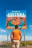 Bienvenido a Arizona la carretera signo. grande Bienvenido firmar saluda viajes en nacional cañón, Arizona, Estados Unidos foto