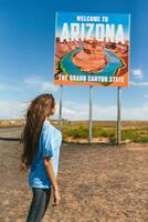 Bienvenido a Arizona la carretera signo. grande Bienvenido firmar saluda viajes en paje cañón, Arizona, Estados Unidos foto