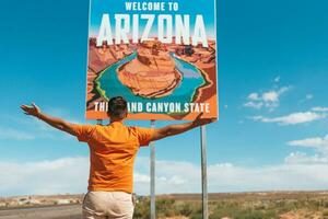 Bienvenido a Arizona la carretera signo. grande Bienvenido firmar saluda viajes en paje cañón, Arizona, Estados Unidos foto