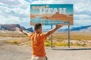 Bienvenido a Utah la carretera signo. grande Bienvenido firmar saluda viajes en nacional cañón, Utah, Estados Unidos foto