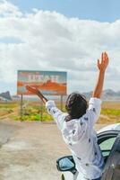 hermosa mujer en su viaje por el coche. Bienvenido a Utah la carretera signo. grande Bienvenido firmar saluda viajes en Monumento valle, Utah foto