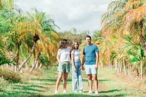 familia unida al aire libre foto