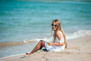 linda adolescente niña en el playa durante verano vacaciones foto