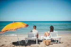 joven pareja en playa blanca durante las vacaciones de verano. foto