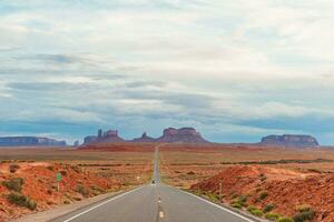 escénico autopista en Monumento Valle tribal parque en Utah foto