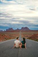 contento Pareja en el famoso la carretera a Monumento Valle en Utah. increíble ver de el Monumento valle. foto