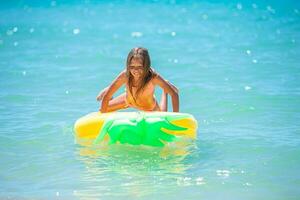 adorable niña activa en la playa durante las vacaciones de verano foto