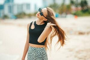 linda adolescente niña en el playa durante verano vacaciones foto