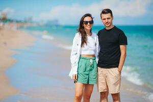 pareja joven caminando en la playa de vacaciones de verano. foto