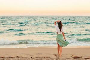 mujer hermosa joven en las vacaciones de playa foto