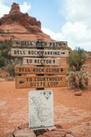famoso campana rock en sedona en Arizona rojo rock país, EE.UU. familia Listo para su sendero en famoso campana rock foto