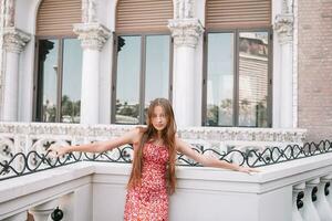 hermosa joven niña antecedentes el famoso hotel en las vega, en pie en el ocupado ciudad. famoso turista atracción en Estados Unidos en vacaciones en las las vegas foto