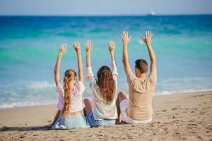familia de tres en la playa divirtiéndose juntos foto