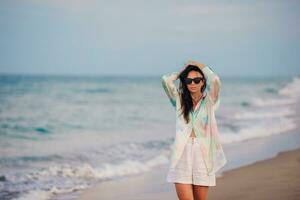 mujer hermosa joven en vacaciones en la playa en caribes foto