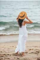 contento mujer en el playa vacaciones foto