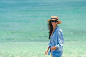 contento mujer en el playa vacaciones foto