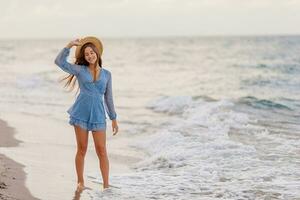 chica feliz disfruta de las vacaciones de verano en la playa foto