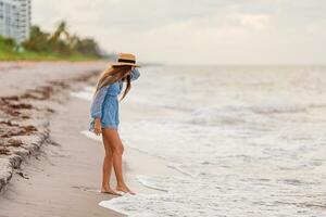 chica feliz disfruta de las vacaciones de verano en la playa foto