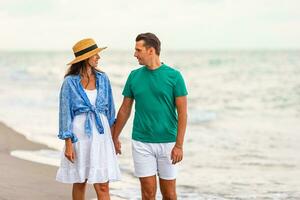 joven pareja en playa blanca durante las vacaciones de verano. foto