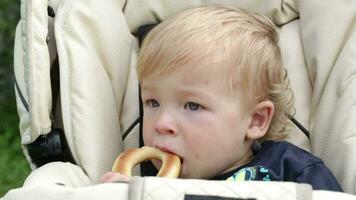 babyjongen is aan het eten de kookachtig video