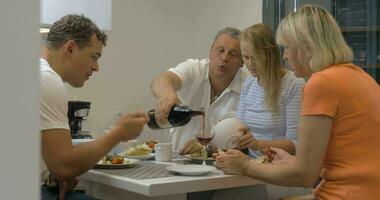 familia cena con vino a hogar video