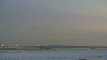 avion prise de aéroport vue dans hiver soir video